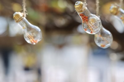 과학 실험에 집중하는 아이들