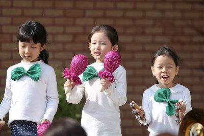 크리스마스 파티에서 선물을 받는 아이들
