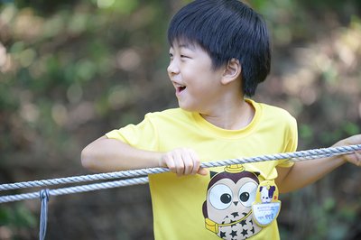 친구들과 점심을 먹는 아이들