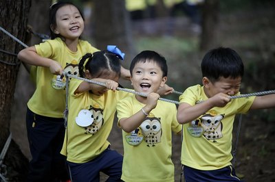 놀이터에서 뛰어노는 아이들