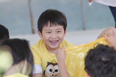 퍼포먼스 미술 활동 중인 아이들